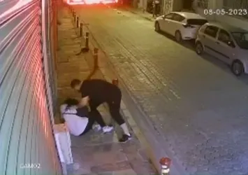 İzmir’de eski sevgili dehşeti! Sokak ortasında öldüresiye darp kamerada | Vatandaş saldırganı önce dövdü sonra polise teslim etti