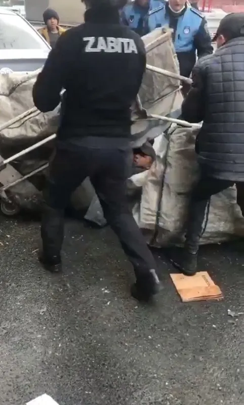 1649166851619.jpg CHP'li Esenyurt Belediyesi'ne bağlı zabıta ekipleri çek çek arabasına el koydu! Kağıt toplayan çocuklar gözyaşlarına boğuldu - 2
