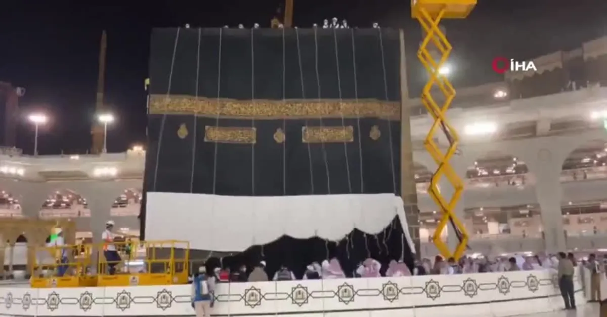 Kabe'nin örtüsü 'Kisve-i Şerif'i değiştirme çalışmaları başladı