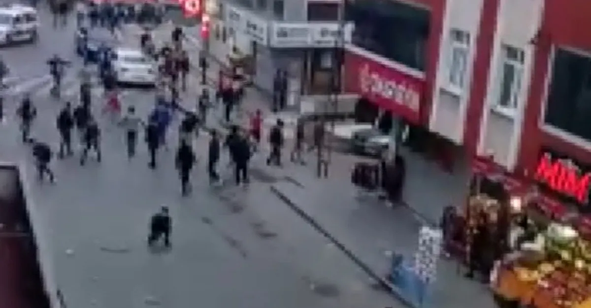 İstanbul Esenyurt’ta meydan savaşı gibi kavga! Sopa-satır-taş...