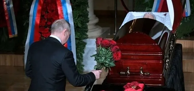 Son dakika: Putin’den dünyaya gözdağı! Rus siyasetçi Vladimir Jirinovski’nin cenazesine nükleer çantayla geldi