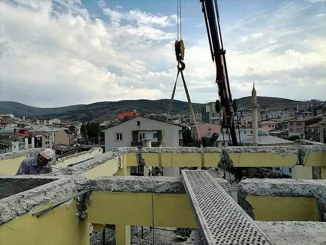tarihi-bayburt-kalesi-ile-saat-kulesi-butunlesiyor-1625232778549.jpg Tarihi Bayburt Kalesi ile Saat Kulesi bütünleşiyor - 2