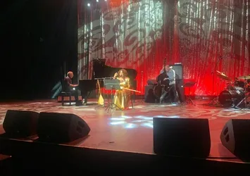 Öcalan posteri önünde konser veren Aynur Doğan İBB organizasyonunda sahne aldı: HDP'li Hüda Kaya ve CHP'li Sezgin Tanrıkulu yalnız bırakmadı