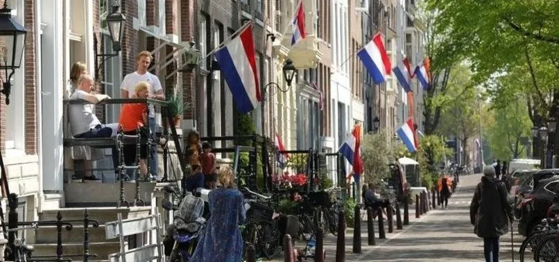 Hollanda koronavirüs Kovid-19 kısıtlamalarını kademeli olarak kaldırıyor