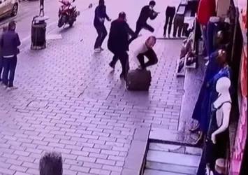 Kendilerine doğrultulan silaha kafa tuttular! 3 milyon dolarlık gasp girişimi kamerada