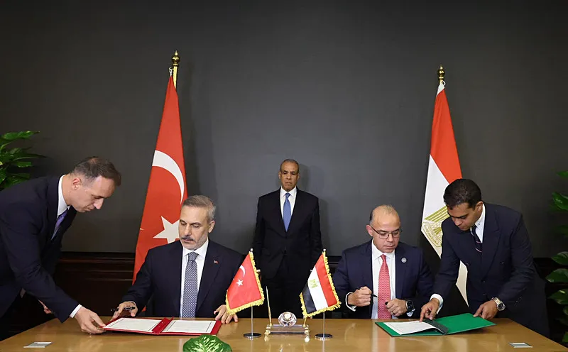 turkiye-ve-misir-arasinda-anlasma-cesitli-belgelere-imzalar-atildi-1786665178227.jpeg Türkiye ve Mısır arasında anlaşma! 2 belgeye imzalar atıldı - 1