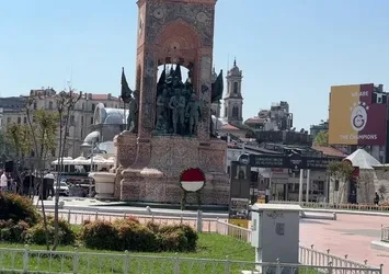 Gürsel Tekin'in bıraktığı çelenkteki CHP yazısı söküldü