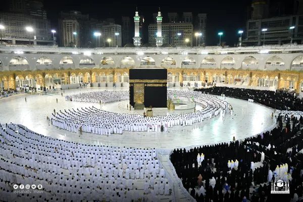 1634474263248.jpg Mescid-i Haram'da sosyal mesafesiz sabah namazı kılındı! - 2