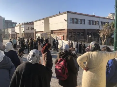 izmirde-ogrencilere-taciz-iddiasiyla-kantinci-tutuklandi-1641304359762.jpg İzmir’de öğrencilere taciz iddiasıyla kantinci tutuklandı - 1