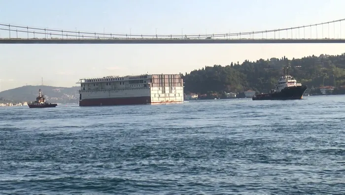 Dev geminin parçası İstanbul Boğazı'ndan 3 saatte geçti - 1