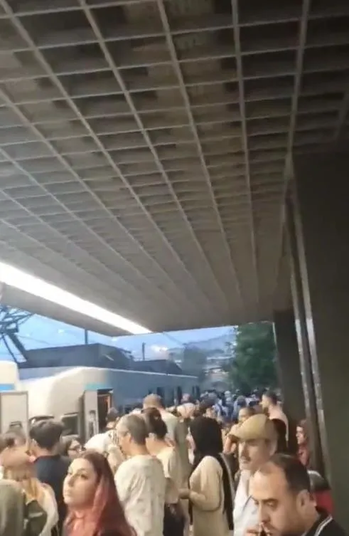 1692069145302.jpeg İstanbullunun toplu ulaşım çilesi! Yenikapı-Atatürk Havalimanı metrosu arızalandı seferler iki saat aksadı - 4
