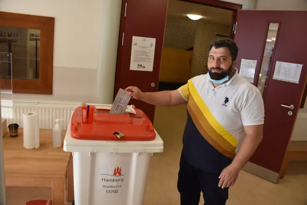 Almanya'da seçimlere damga vuran skandal! Başörtülü kadına oy kullandırmadılar - 1
