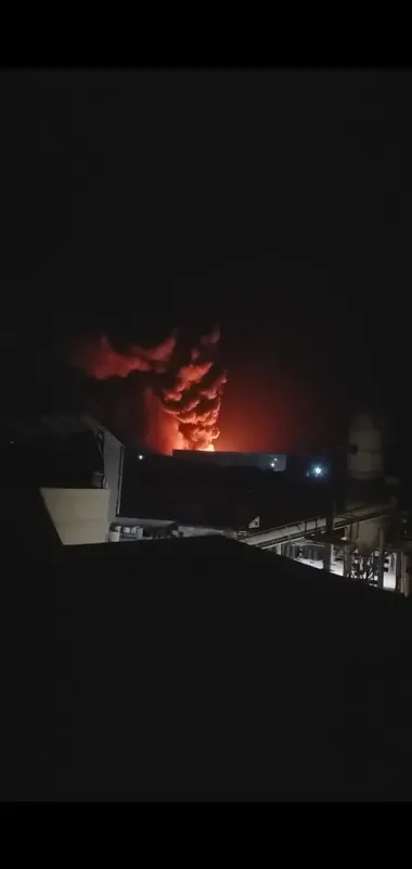 adanada-kimya-fabrikasinda-yangin-1669662433802.jpg Adana'da kimya fabrikasında yangın: Yollar kapatıldı dükkanlar boşaltıldı - 1