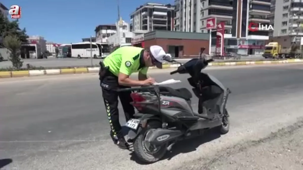 Kilis'te otomobil motosiklete çarptı: 2 yaralı