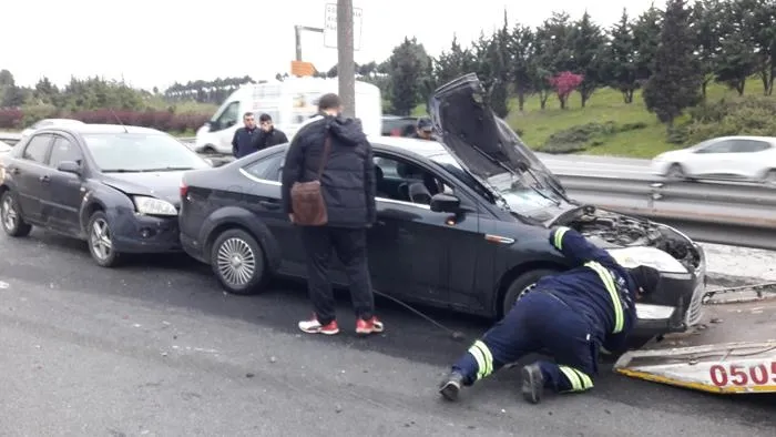 Otobanda feci kaza! 3 araç üzerinden geçti - 1