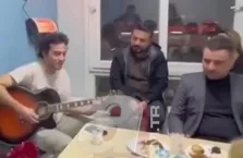 Hiçbir şey olmamış gibi gülüp eğleniyor