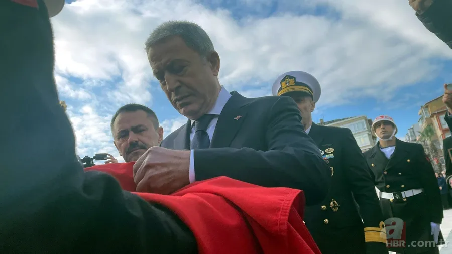 Çanakkale Zaferi'nin 108. yıl dönümü! "Çanakkale geçilmez" yazılı altın madalya Türk bayrağına takıldı 10