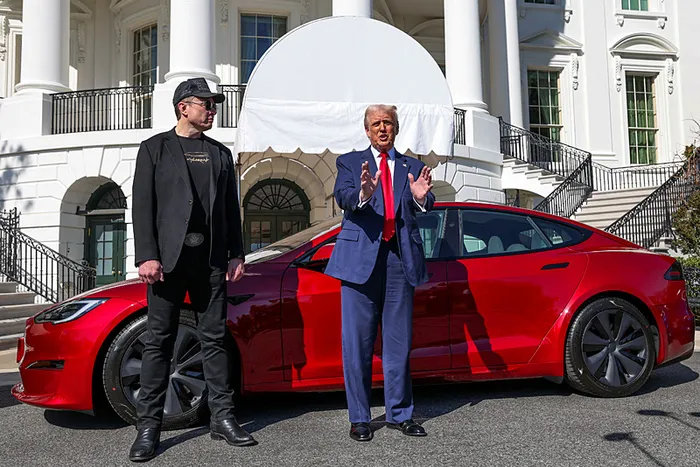 trumpla-muskin-arasi-yine-acildi-abd-baskani-agir-konustu-guney-afrikadaki-evine-donmek-zorunda-kalacakti-musk-1751349411619.jpg ABD'li milyarder Elon Musk, ABD Başkanı Donald Trump'a Tesla'nın elektrikli aracını hediye etmişti. (Arşiv)
