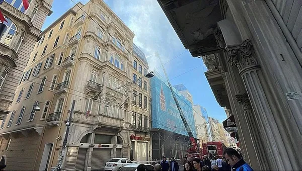 son-dakika-istiklal-caddesinde-yangin-panigi-restoranda-basladi-kiliseye-sicradi-1678876984436.jpeg SON DAKİKA | İstiklal Caddesi'nde yangın paniği! Restoranda başladı kiliseye sıçradı - 1