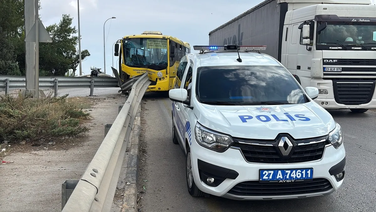 Gaziantep'te feci kaza: Halk otobüsü demir bariyerlere girdi, 9 yaralı var!