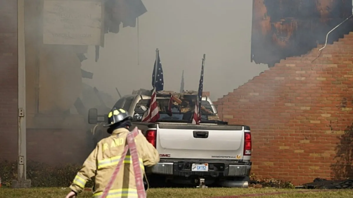 ABD'de kilisede silahlı dehşet! Önce saldırdı sonra ateşe verdi: Ölü ve yaralılar var | Trump'tan açıklama