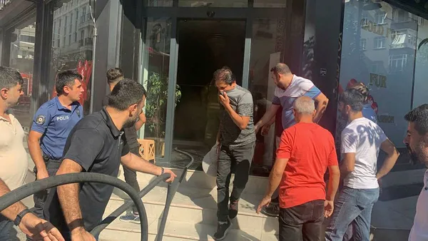 son-dakika-zeytinburnunda-5-katli-binada-yangin-mahsur-kalanlar-var-1695284367431.jpg Son dakika: Zeytinburnu'nda 5 katlı binada yangın! Mahsur kalanlar var - 2