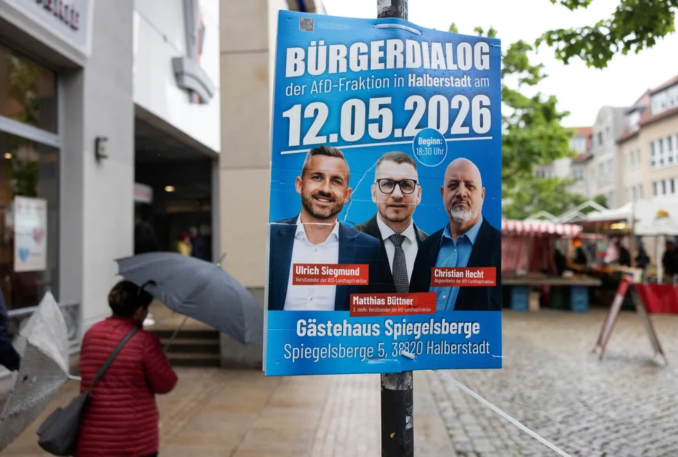 avrupada-siyasi-kriz-derinlesiyor-ekonomik-sorunlar-liderleri-vurdu-1779950045255.jpg Alamnya'da aşırı sağ partisi AfD'ye ait seçim broşürleri, ülkenin birçok yerinde yer alıyor. (AFP)