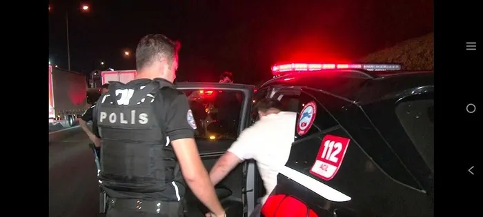 1719631059135.jpeg Alkollü sürücü kaza yaptı! Yakınını şoför diye tanıttı - 2