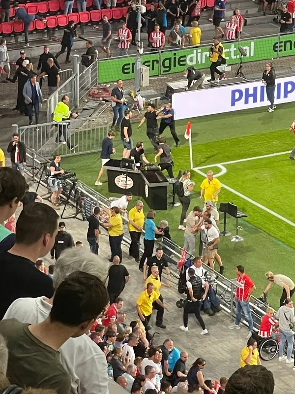 psv-galatasaray-macinda-olay-psv-taraftarindan-galatasarayli-futbolculara-taciz-1626899159894.jpg PSV - Galatasaray maçında olay! PSV taraftarından Galatasaraylı futbolculara taciz - 1