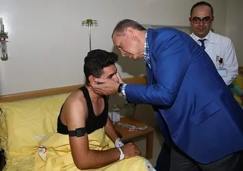 Erdoğan, terör saldırısında yaralananları hastanede ziyaret etti