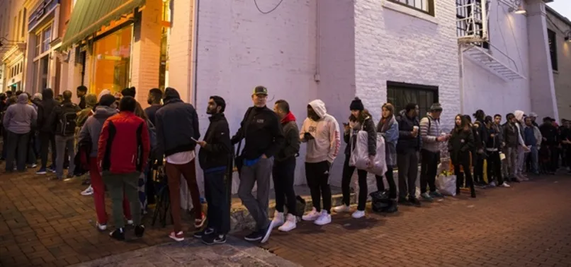 iPhone X için binlerce kişi sıraya girdi