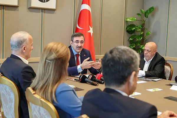 Cumhurbaşkanı Yardımcısı Yılmaz işçi sendikaları temsilcilerini kabul etti