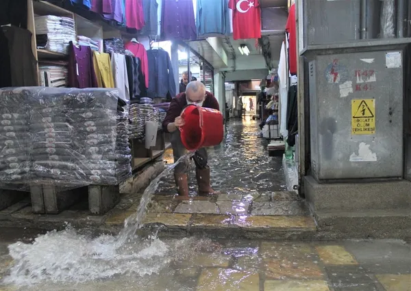1638882859704.jpg İzmirlilerin yağmurla imtihanı! Yolları ve dükkanları su bastı esnaf kovalarla su taşıdı - 2