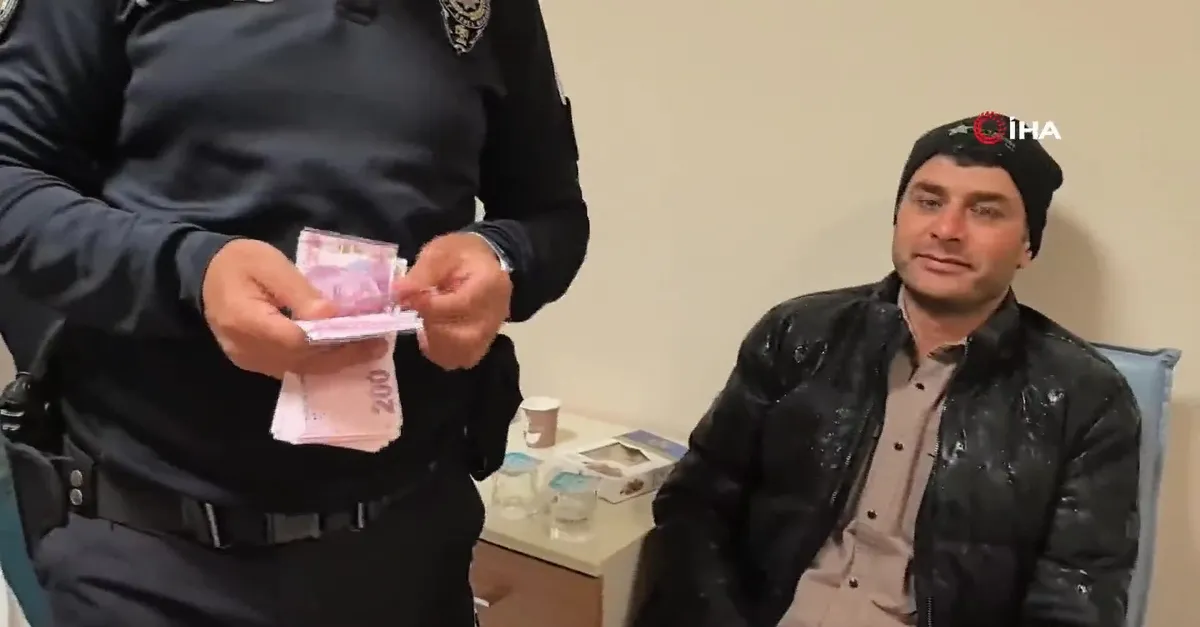 ATM'de unutulan parayı polise teslim etti!