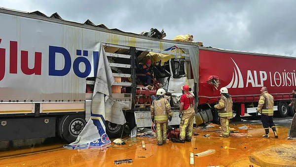 Son dakika: Beykoz'da iki TIR ile bir minibüs çarpıştı: Sürücü hayatını kaybetti - 1