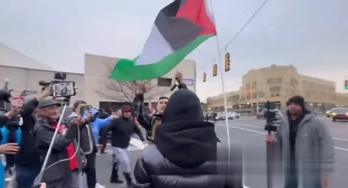 ABD’de müslüman karşıtlarından alçak girişim! Kur’an-ı Kerim yakmaya çalıştılar