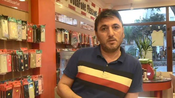 Turist gibi davranıp sahte dolarla 2 cep telefonu aldı - 1