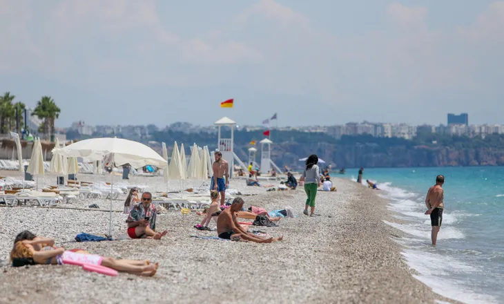 1591183951769.jpg Antalya'da plajlara akın! Maske takarak güneşlendiler... - 1