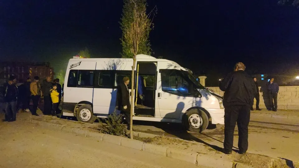 Van'da tren minibüse çarptı