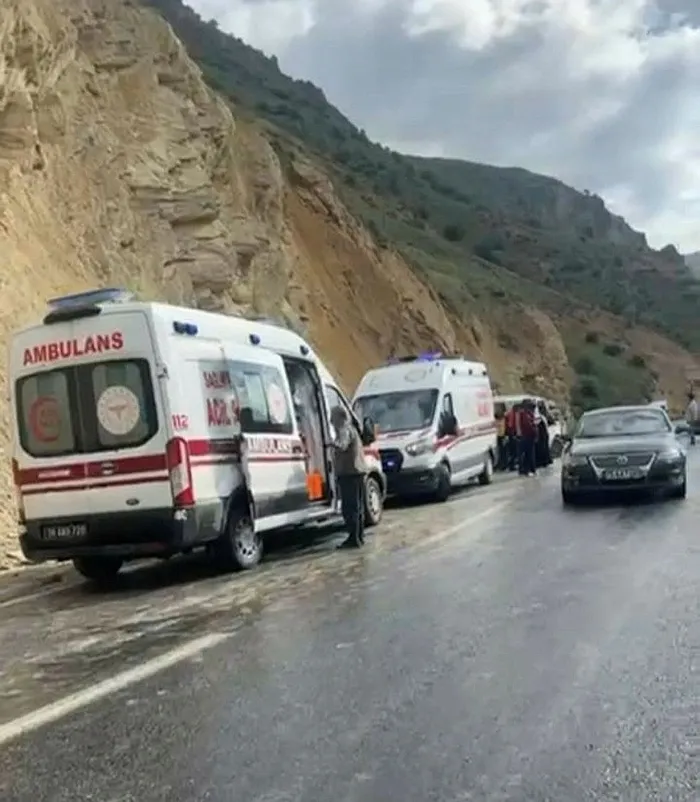 hakkaride-kaygan-yolda-kontrolden-cikan-minibus-takla-atti-6-yarali-1715669682840.jpeg Hakkari'de kaygan yolda kontrolden çıkan minibüs takla attı: 6 yaralı - 1