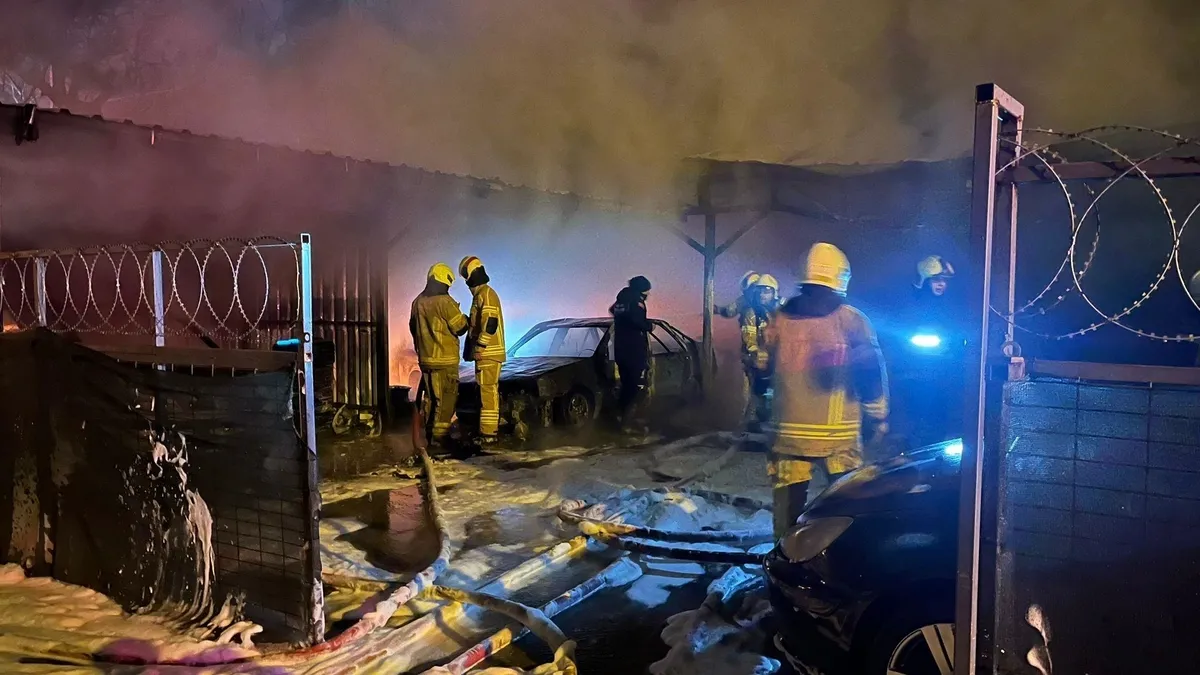 Bursa'da galeride yangın! Otomobiller alevlere teslim oldu