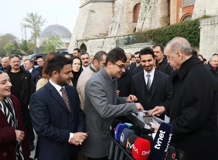 Başkan Erdoğan gazetecilere börek ikram etti