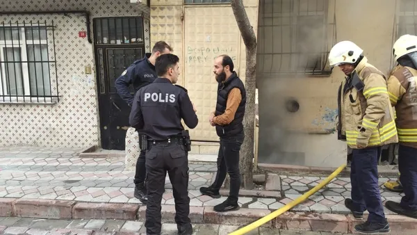 sultangazide-iki-katli-binanin-bodrum-katinda-yangin-cikti-1665933211736.jpg Sultangazi'de iki katlı binanın bodrum katında yangın çıktı - 3