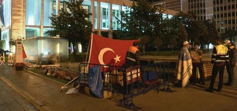 İmamoğlu'nun mesajla işten çıkardıığı işçilerin İBB önündeki nöbeti 13. gününde