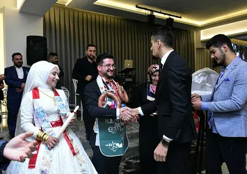 Damadın arkadaşları 2 kangal sucuk taktı! Bursa'da bir garip düğün