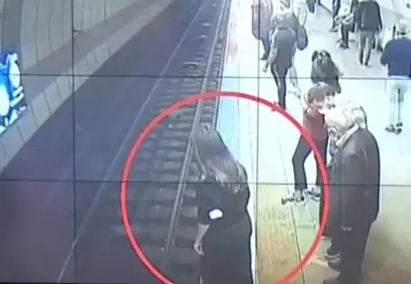 sisli-metro-istasyonunda-hayrete-dusuren-kurtulus-kamerada-1639563709353.jpg Şişli metro istasyonunda hayrete düşüren kurtuluş kamerada - 3