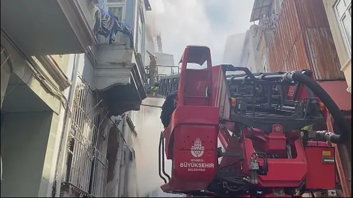İstanbul Beyoğlu'nda yangın paniği! Alevler binayı sardı - 2
