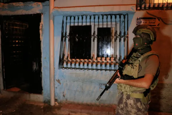 Adana'da zehir tacirlerine şafak operasyonu - 2