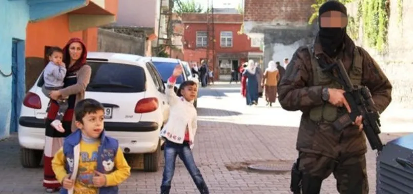 OPERASYONLARIN TAMAMLANDIĞI BÖLGELERDE ÇOCUKLARA BAYRAM HARÇLIĞI