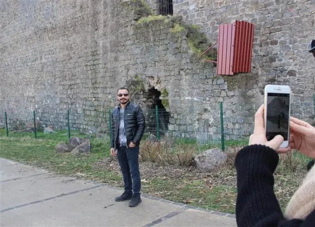 Diyarbakır’da tarihi surlarda uyarı tabelaları ve demir çitler işe yaramadı! Sac bariyerler yapıldı - 5